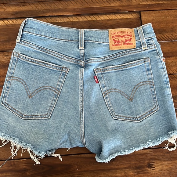 Levi’s shorts - Picture 3 of 4